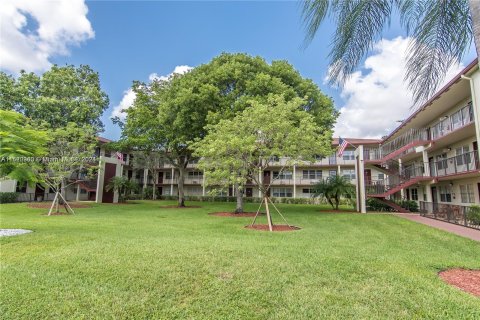 Condominio en venta en Pembroke Pines, Florida, 1 dormitorio, 75.34 m2 № 975736 - foto 1