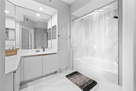 Condo in Aventura, Florida, 2 bedrooms  № 1184827 - photo 10