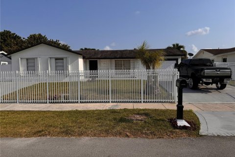 Casa en alquiler en Homestead, Florida, 4 dormitorios, 123.93 m2 № 1384443 - foto 1