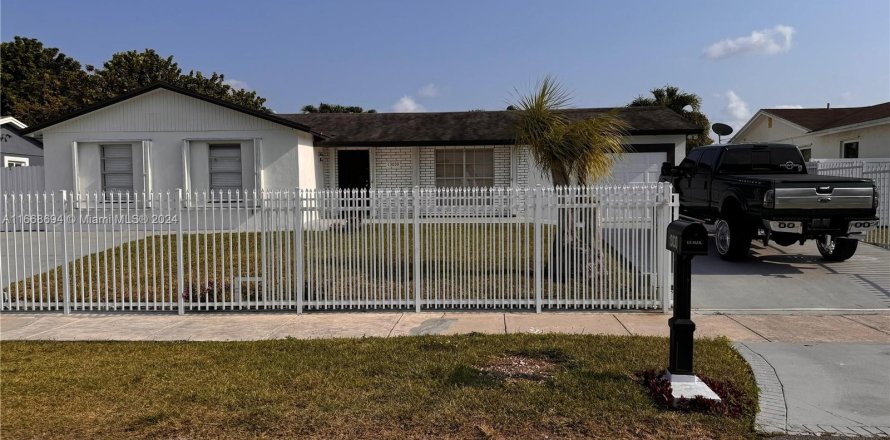 House in Homestead, Florida 4 bedrooms, 123.93 sq.m. № 1384443