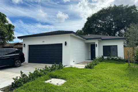 Villa ou maison à vendre à Hallandale Beach, Floride: 4 chambres, 157.93 m2 № 878154 - photo 1