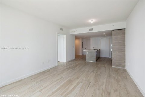 Condominio en venta en Miami, Florida, 1 dormitorio, 64.94 m2 № 935876 - foto 16
