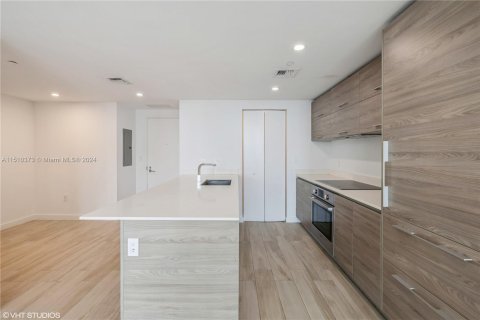 Condominio en venta en Miami, Florida, 1 dormitorio, 64.94 m2 № 935876 - foto 12