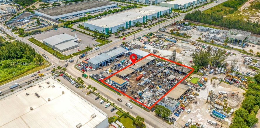 Commercial property in Medley, Florida № 1092041