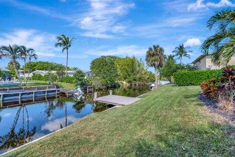 House in Lake Worth, Florida 4 bedrooms, 129.51 sq.m. № 936766 - photo 13