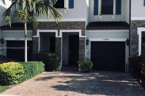 Townhouse in Miami, Florida 4 bedrooms № 1421510 - photo 1