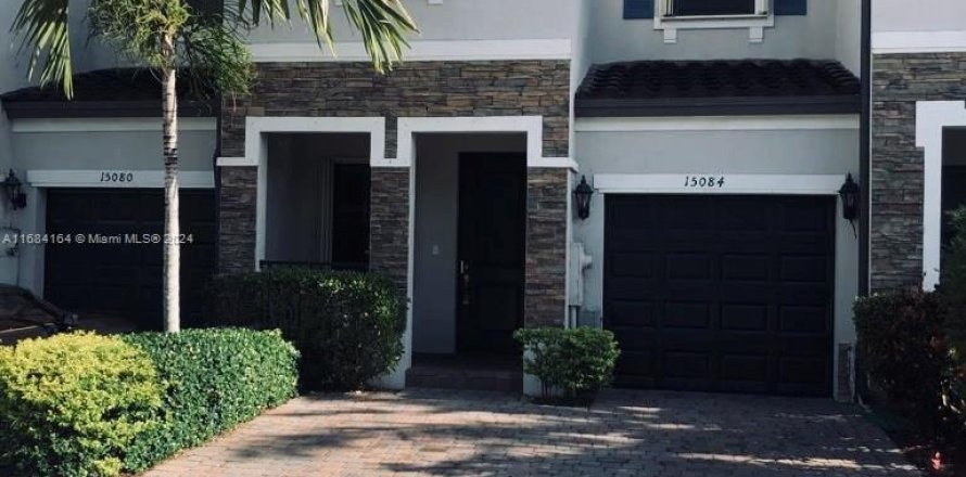 Townhouse in Miami, Florida 4 bedrooms № 1421510