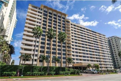 Condo in Miami Beach, Florida, 1 bedroom  № 122859 - photo 1