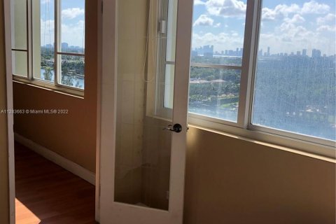 Condo in Miami Beach, Florida, 1 bedroom  № 122859 - photo 12