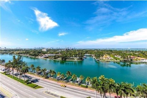 Condo in Miami Beach, Florida, 1 bedroom  № 122859 - photo 2