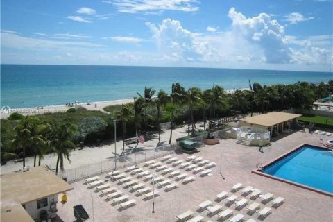 Condo in Miami Beach, Florida, 1 bedroom  № 122859 - photo 29