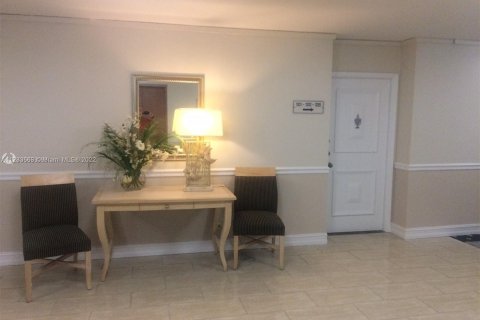 Condo in Miami Beach, Florida, 1 bedroom  № 122859 - photo 27