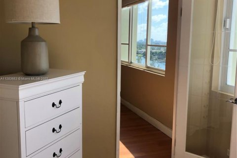 Condo in Miami Beach, Florida, 1 bedroom  № 122859 - photo 13