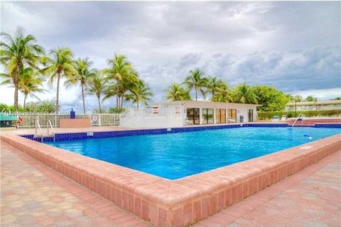 Condo in Miami Beach, Florida, 1 bedroom  № 122859 - photo 28