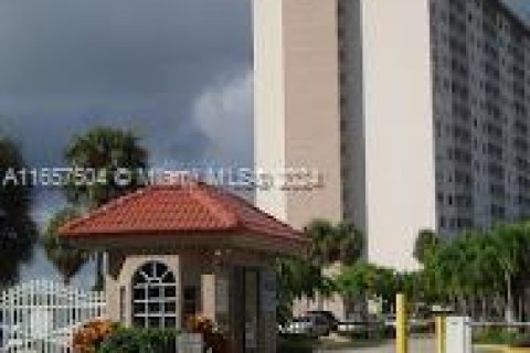 Condominio en venta en Sunny Isles Beach, Florida, 1 dormitorio, 65.5 m2 № 1375508 - foto 2