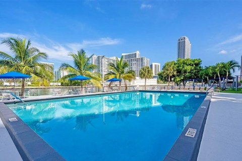 Condominio en venta en Hallandale Beach, Florida, 1 dormitorio, 85.01 m2 № 1188871 - foto 5