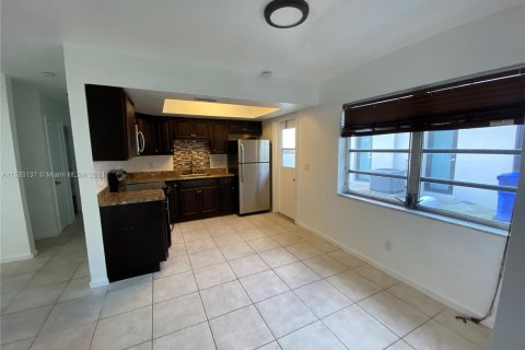 Immobilier commercial à vendre à Pompano Beach, Floride: 206.71 m2 № 1184929 - photo 3