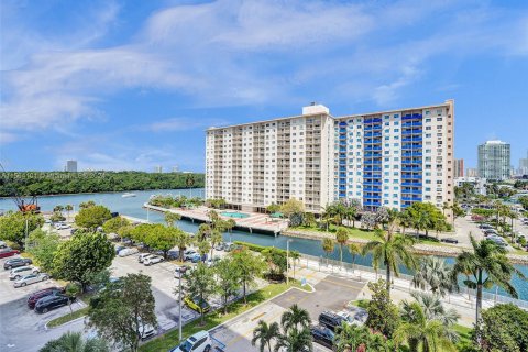 Condo in Sunny Isles Beach, Florida, 1 bedroom  № 1099573 - photo 24