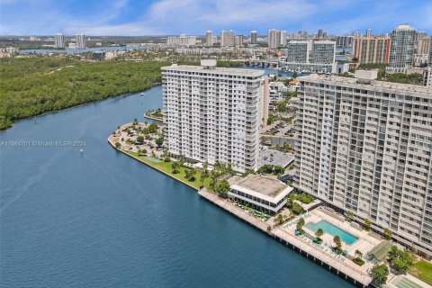 Condo in Sunny Isles Beach, Florida, 1 bedroom  № 1099573 - photo 3