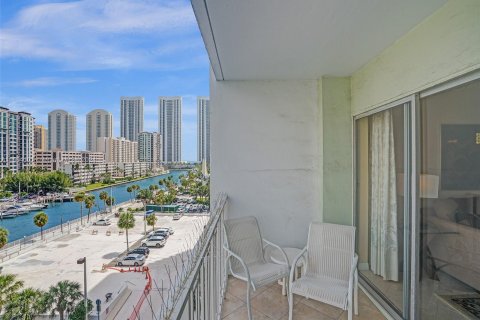 Condominio en venta en Sunny Isles Beach, Florida, 1 dormitorio, 70.79 m2 № 1099573 - foto 27