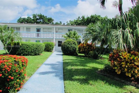 Condo in Deerfield Beach, Florida, 1 bedroom  № 1398291 - photo 1