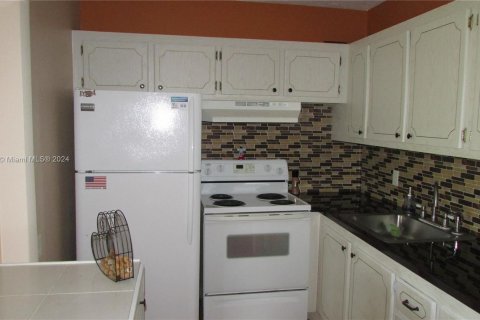 Condo in Deerfield Beach, Florida, 1 bedroom  № 1398291 - photo 13