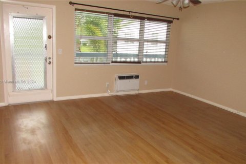 Condo in Deerfield Beach, Florida, 1 bedroom  № 1398291 - photo 7