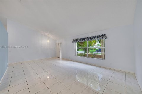 House in Pembroke Pines, Florida 4 bedrooms, 216.65 sq.m. № 1358563 - photo 9