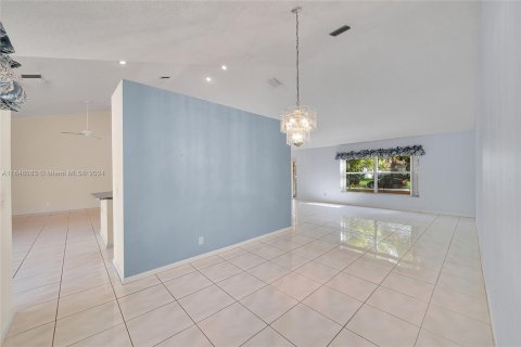 House in Pembroke Pines, Florida 4 bedrooms, 216.65 sq.m. № 1358563 - photo 14