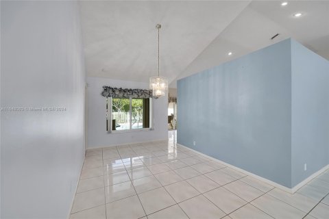 House in Pembroke Pines, Florida 4 bedrooms, 216.65 sq.m. № 1358563 - photo 11