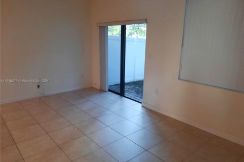 Townhouse in Hialeah, Florida 3 bedrooms, 143.53 sq.m. № 1358562 - photo 12