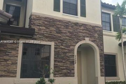 Townhouse in Hialeah, Florida 3 bedrooms, 143.53 sq.m. № 1358562 - photo 1