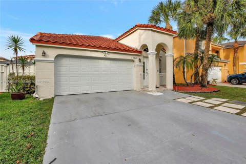 Villa ou maison à louer à Pembroke Pines, Floride: 3 chambres, 146.97 m2 № 1358606 - photo 1