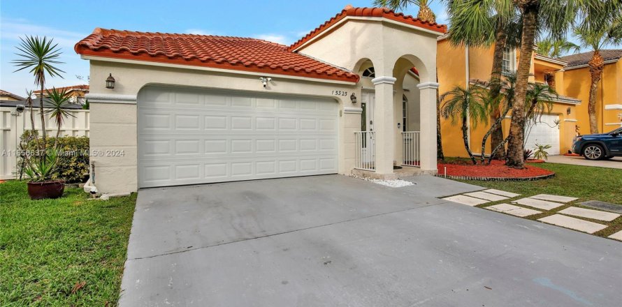 House in Pembroke Pines, Florida 3 bedrooms, 146.97 sq.m. № 1358606