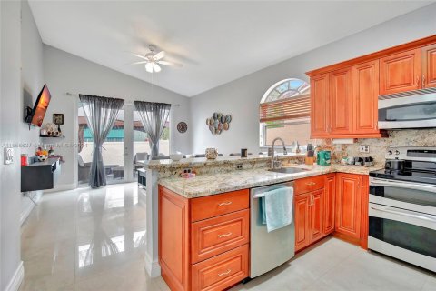 Villa ou maison à louer à Pembroke Pines, Floride: 3 chambres, 146.97 m2 № 1358606 - photo 7