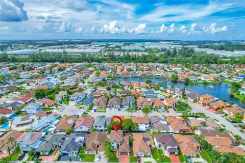 Villa ou maison à vendre à Miami, Floride: 4 chambres, 224.92 m2 № 1331915 - photo 4