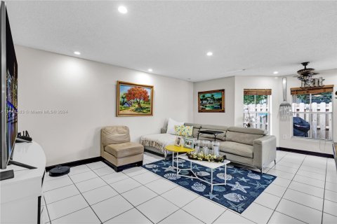 Casa en venta en Miami, Florida, 4 dormitorios, 224.92 m2 № 1331915 - foto 11