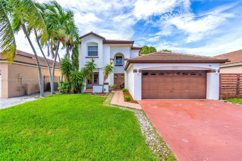 Villa ou maison à vendre à Miami, Floride: 4 chambres, 224.92 m2 № 1331915 - photo 1