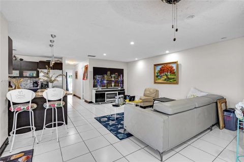 Casa en venta en Miami, Florida, 4 dormitorios, 224.92 m2 № 1331915 - foto 9