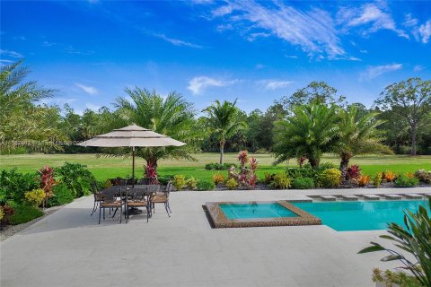 House in Naples, Florida 4 bedrooms, 395.48 sq.m. № 1177586 - photo 28