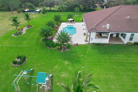 House in Naples, Florida 4 bedrooms, 395.48 sq.m. № 1177586 - photo 24