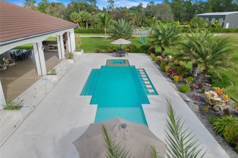 House in Naples, Florida 4 bedrooms, 395.48 sq.m. № 1177586 - photo 18