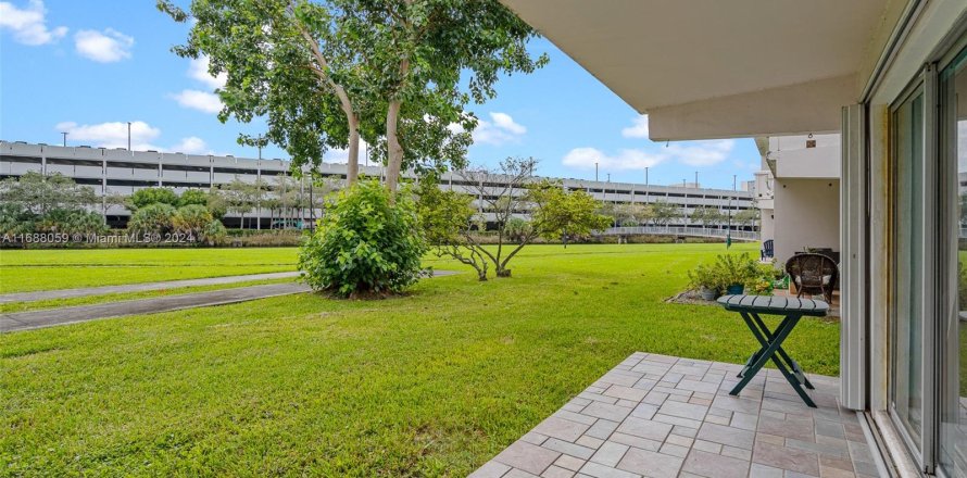 Condominio en Miami, Florida, 1 dormitorio  № 1429865