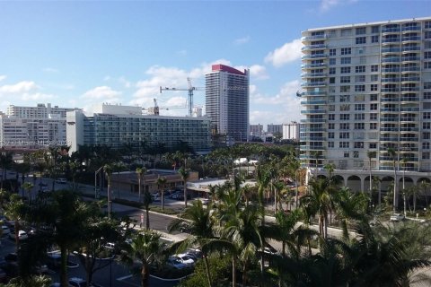 Condo in Hollywood, Florida, 1 bedroom  № 1116011 - photo 11