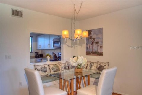 Condo in Sarasota, Florida, 2 bedrooms  № 228635 - photo 9