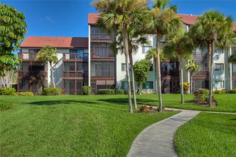 Condo in Sarasota, Florida, 2 bedrooms  № 228635 - photo 1