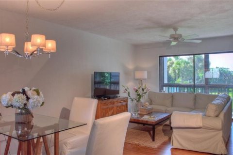 Condo in Sarasota, Florida, 2 bedrooms  № 228635 - photo 2