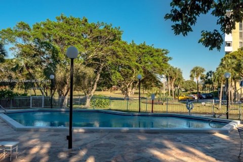 Condo in Lauderhill, Florida, 2 bedrooms  № 1321729 - photo 2