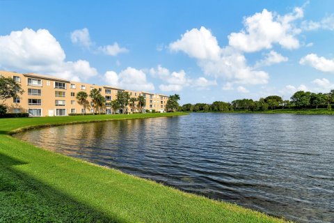 Condominio en venta en Boynton Beach, Florida, 2 dormitorios, 139.82 m2 № 747912 - foto 1