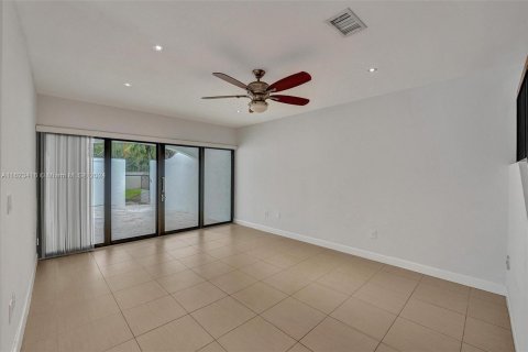 Townhouse in Aventura, Florida 2 bedrooms, 115.57 sq.m. № 1270152 - photo 10